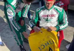 Jannik Sinner immortalato mentre firma la maglietta